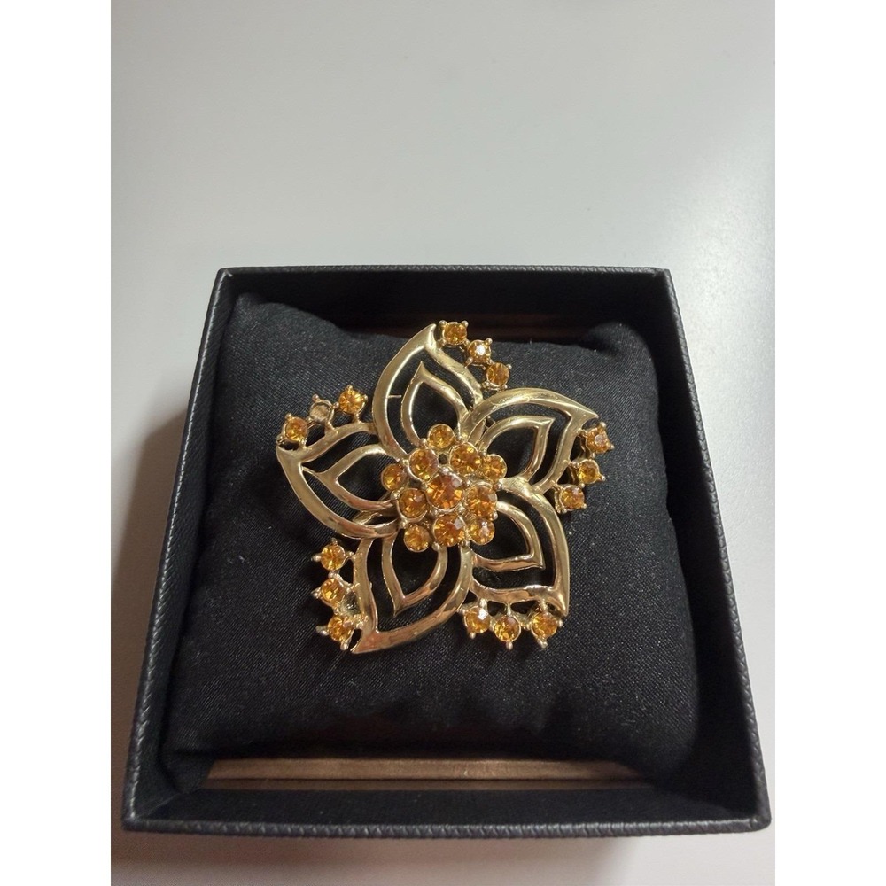 Vntage gold-tone floral brooch - Picture 1 of 3